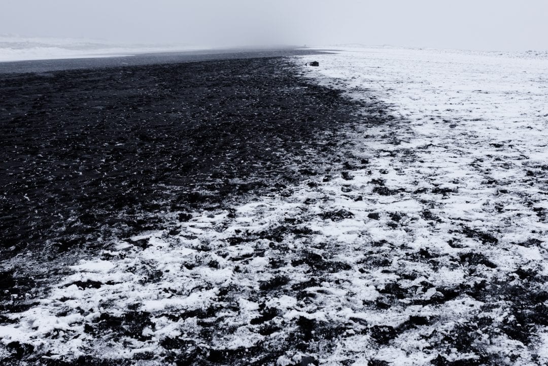 Plage de sable noir en Islande Vik