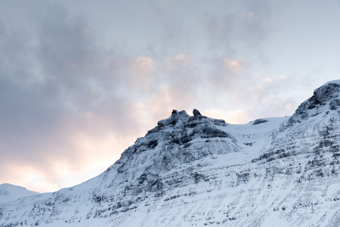 Lumière sur les montagnes islandaises