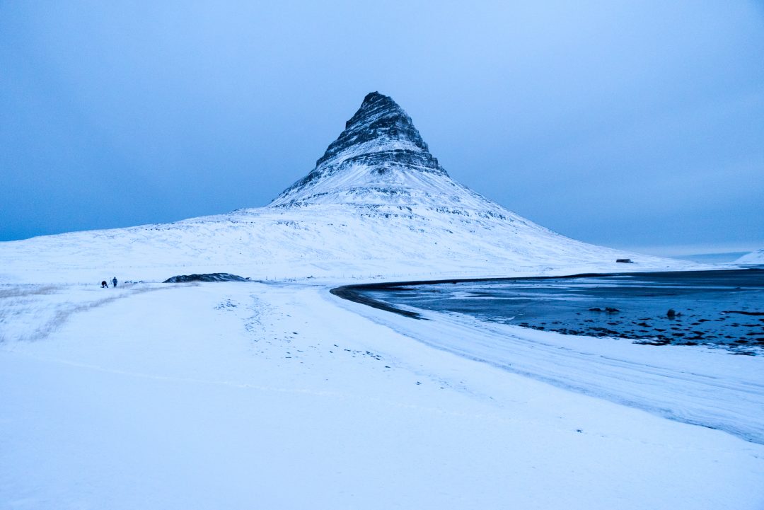 Miroir d'eau de la montagne Kirkjufell