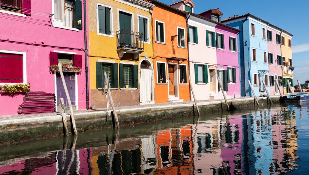 Canal bordé de maisons colorées à Burano 