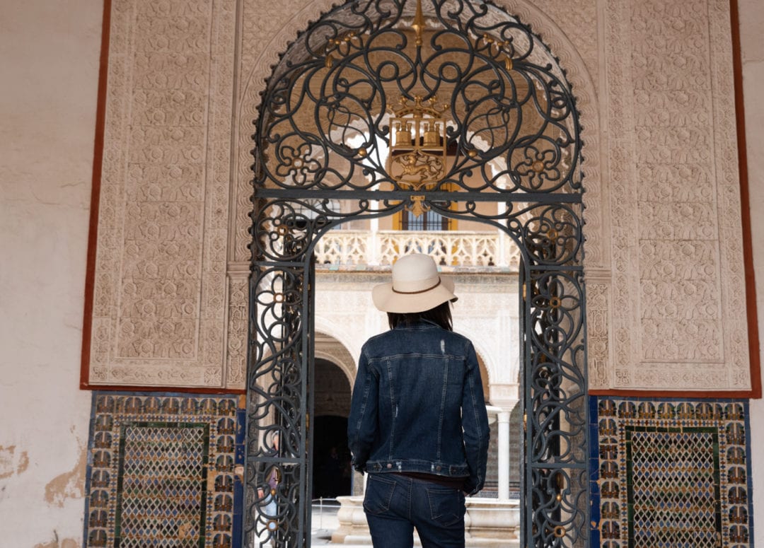 face à l'entrée de la casa de pilatos