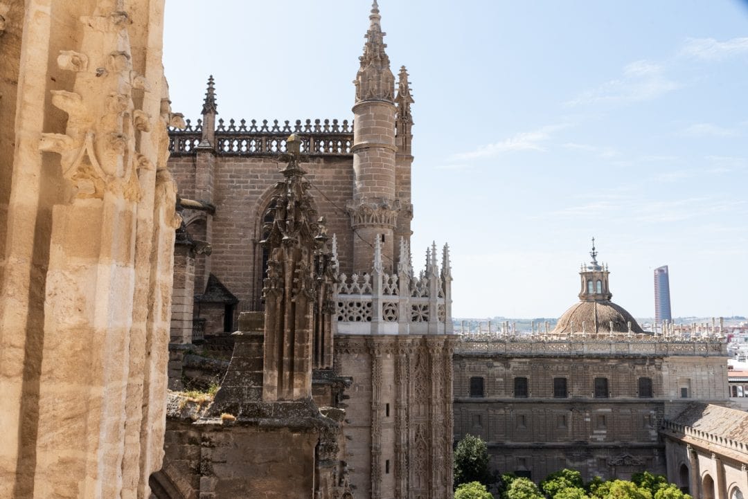 Vue en montant les marches de la cathédrale à Séville