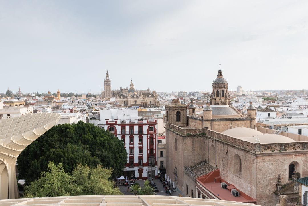 Vue sur les toits de la ville depuis le El Metropol Parasol à Séville