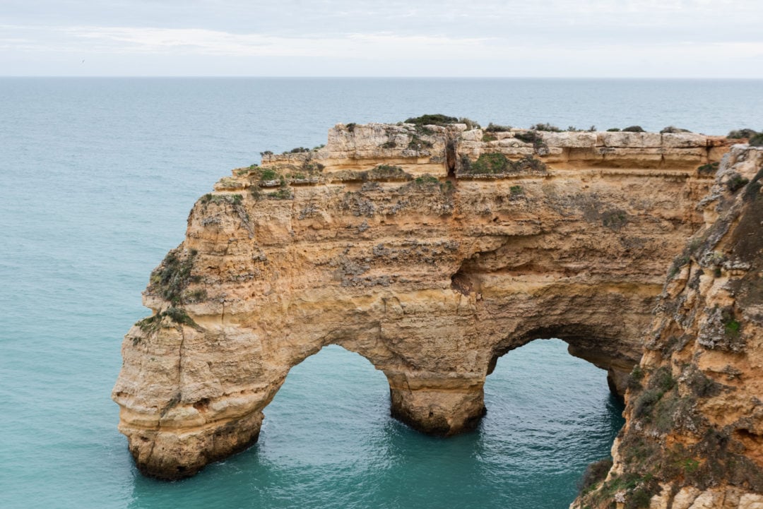 vue sur les arches de la Praia di Marinha