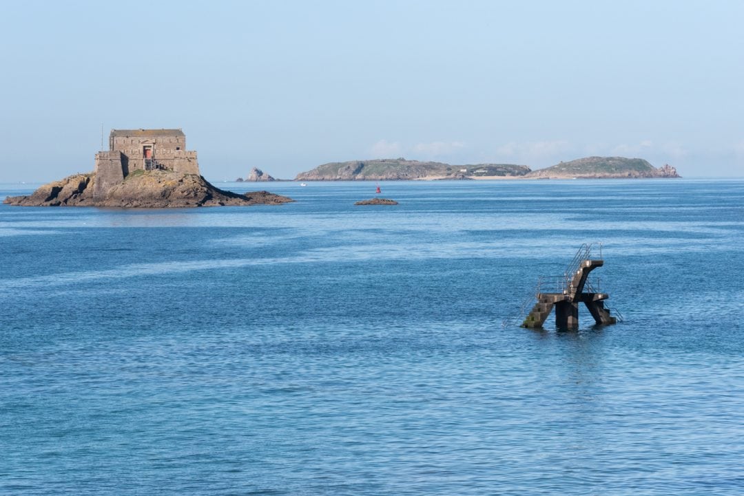 Vue sur l'îlot rocheux du Grand Bé depuis la plage de Bon Secours