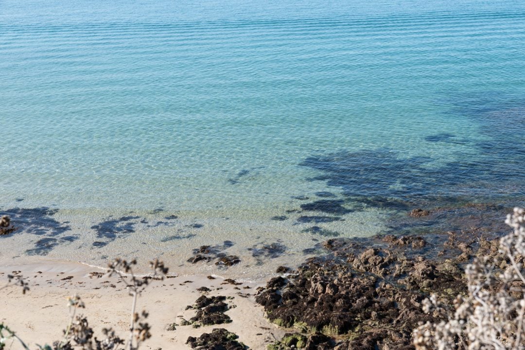 Une eau cristalline aux reflets vert émeraude à Saint-Malo