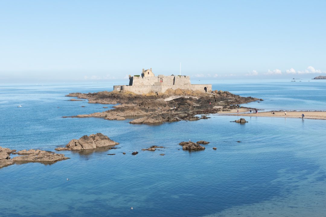 Vue sur le Fort National depuis la plage de l'Éventail à Saint-Malo