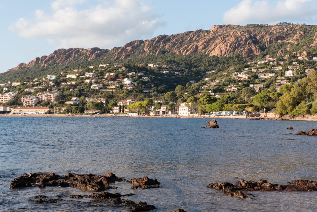 vue-sur-le-massif-de-l'Esterel-depuis-la-plage-de-la-beaumette