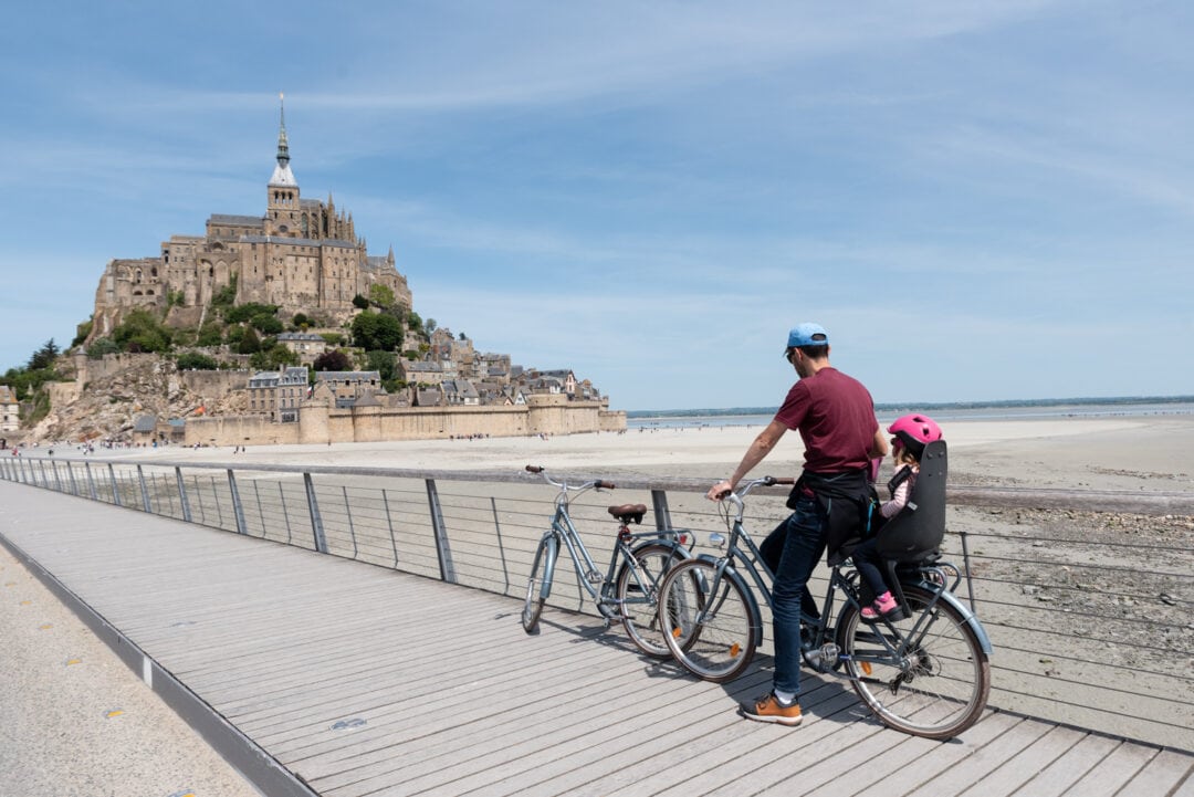 arriver-en-vélo-sur-la-passerelle-du-mont-saint-michel