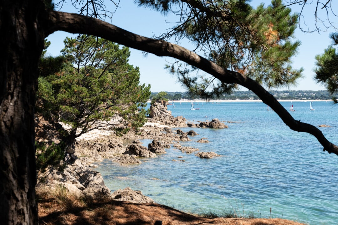 Vue du sentier côtier menant au Cap Coz