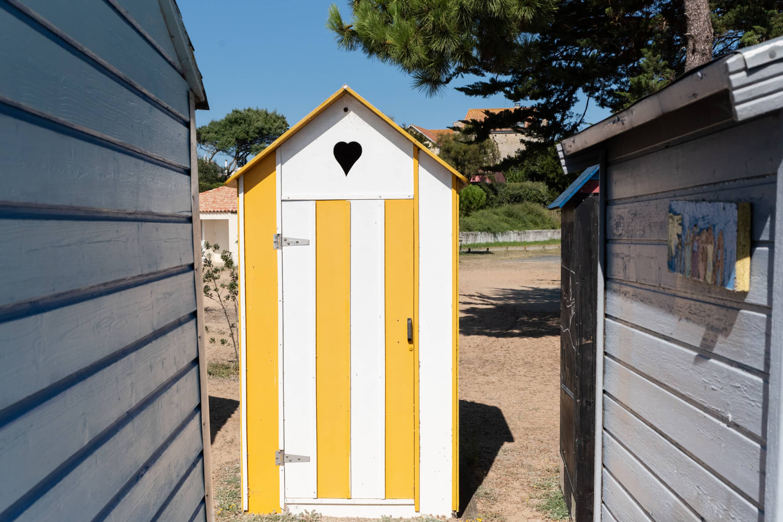 cabine colorée à la plage de la boirie