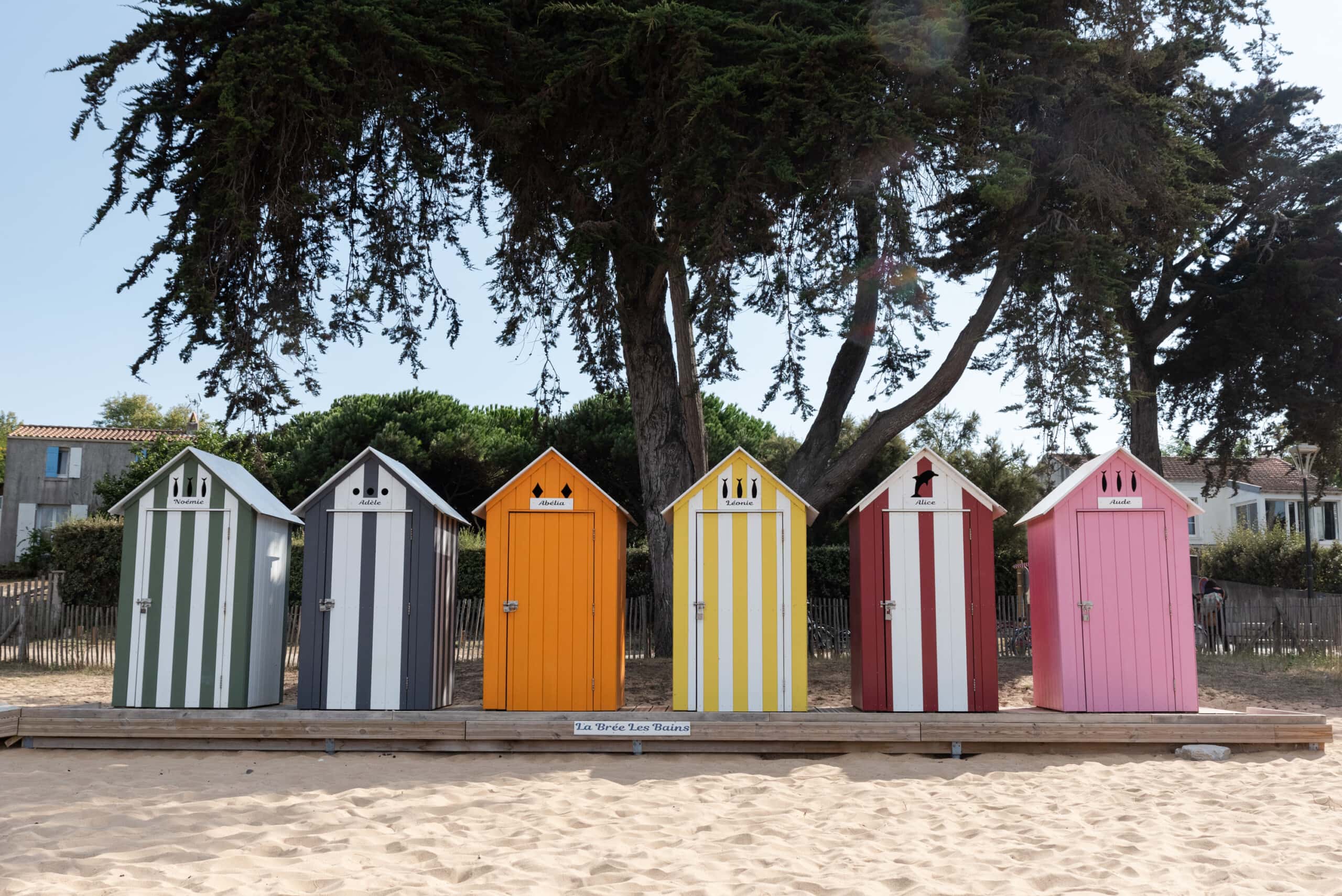 Cabines colorées de la plage de Planginot à proximité du village de La Brée-les-Bains