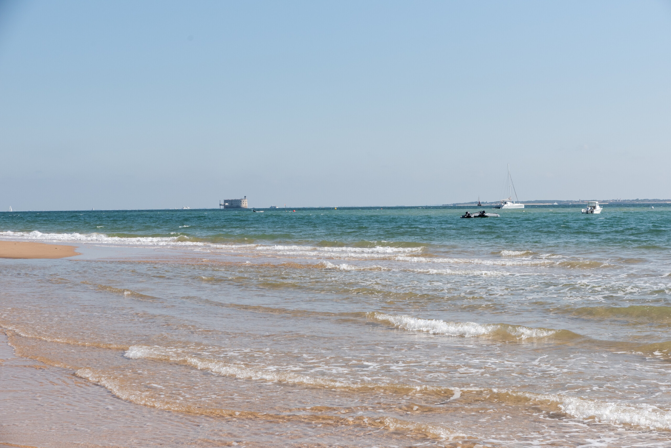 Vue sur le Fort Boyard depuis la plage de Boyardville