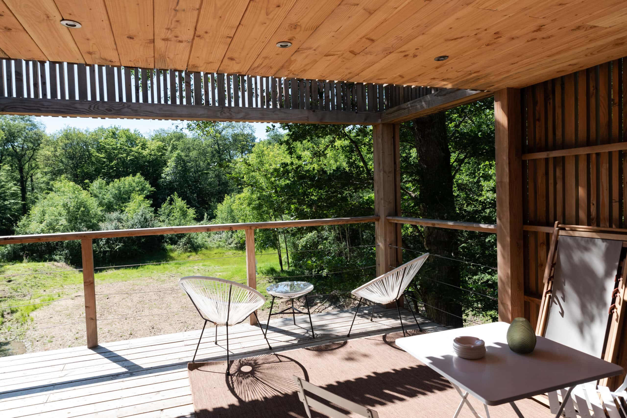 Vue sur la nature depuis la terrasse d'un lodge