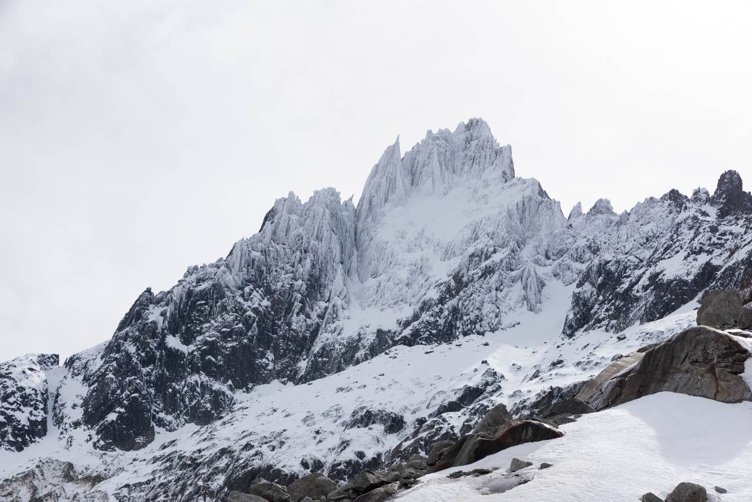 montagnes enneigées de la mer de glace train du Montenvers