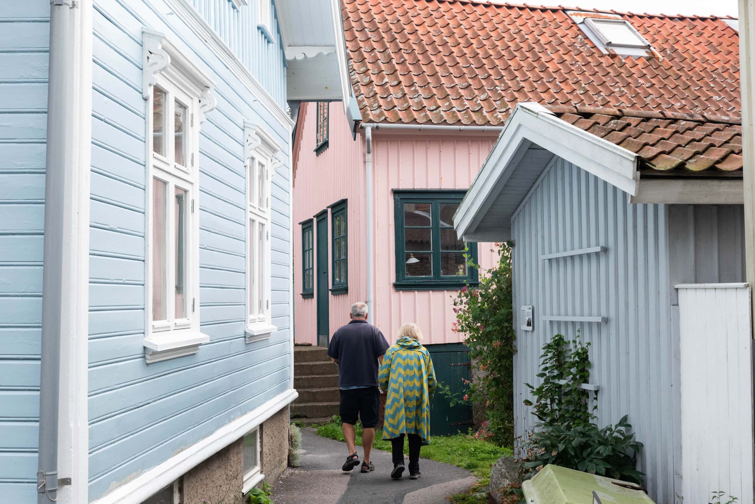 ruelle fleurie village Hälleviksstrand