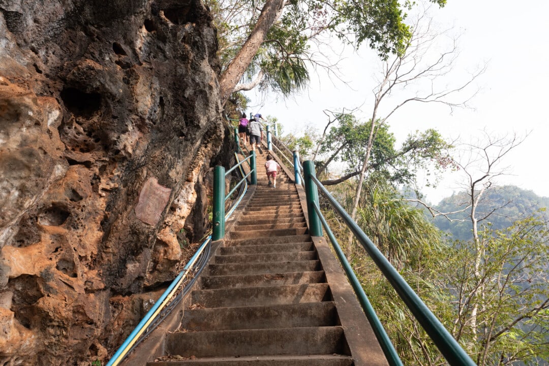 marches-temple-du-tigre-krabi