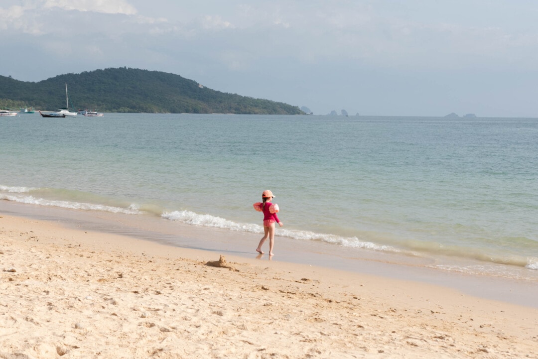 plage-klong-muang-avec-des-enfants