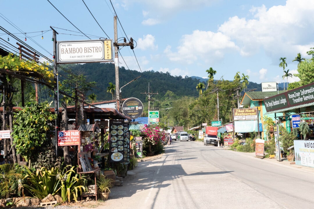 rue-commerçante-parc-khao-sok