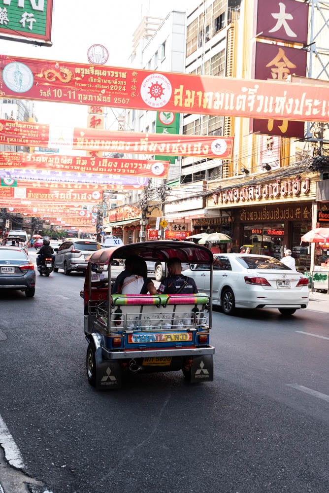 se déplacer en tuk tuk thaïlande