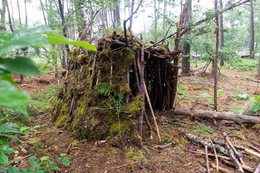 cabane-forêt-atelier-des-petits-trappeurs-huttopia-rille